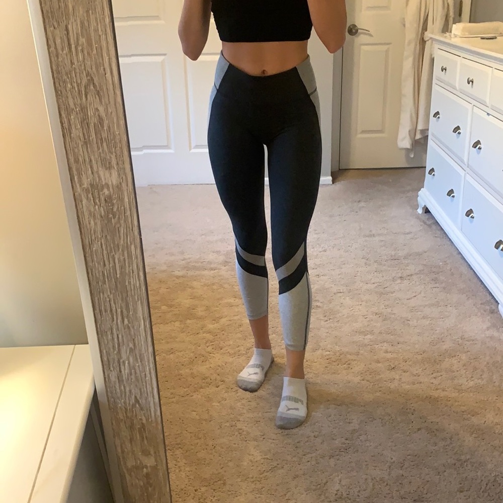 Grey leggings with white detail